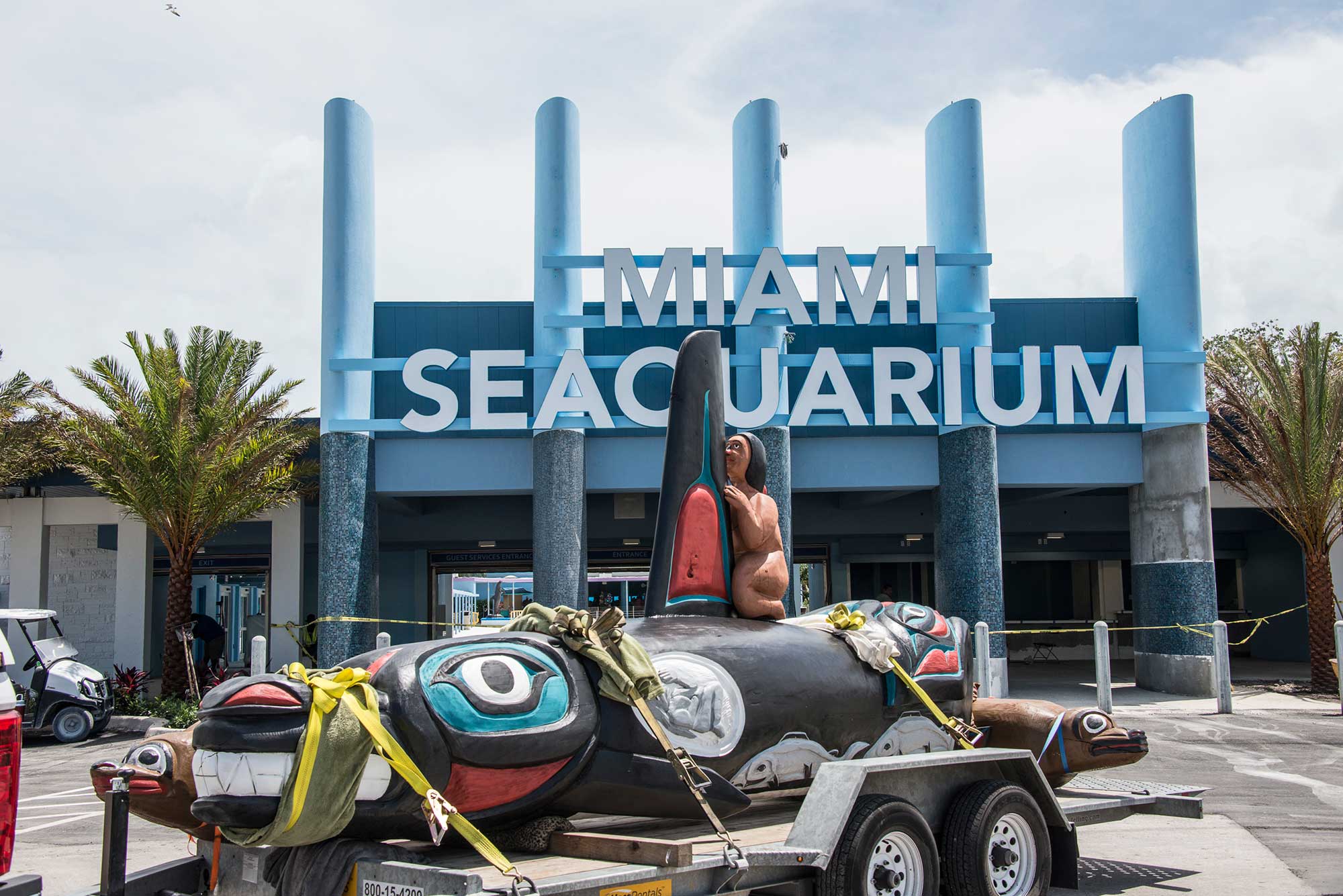 totem pole outside Miami Seaquarium